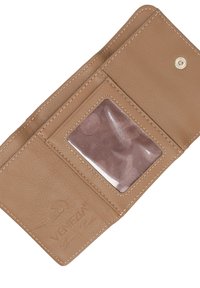 Tanfarvet læderpung med en struktureret overflade, der har et gennemsigtigt ID-vindue, syninger langs kanterne og en trykknaplukning. Mærket er præget på indersiden.