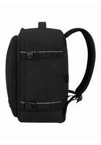 Zaino nero con un design strutturato, dotato di spallacci regolabili, fibbie e dettagli riflettenti. Realizzato in un tessuto resistente con una superficie liscia.