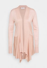 Světle růžový cardigan vyrobený z měkké, ribbované látky, s dlouhými rukávy, otevřeným předním dílem a diagonálními kapsami. Spodní okraj má uvolněný, volně splývající střih.