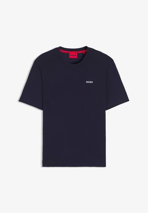 Marineblå kortærmet t-shirt med tekstureret stof, rund hals, og lille hvid "Hugo" logo på brystet. Rød indre nakkemærke.