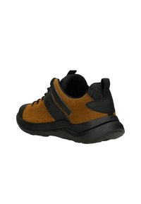 Scarpa in suede marrone con dettagli in rete nera e gomma, caratterizzata da un design perforato, colletto imbottito e una suola nera robusta.