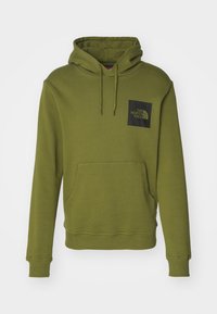 Oliwkowa zielona bluza z kapturem z przednią kieszenią typu kangur, ściągaczami na mankietach i dole oraz czarną naszywką z logo na lewej piersi.