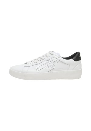 Sneaker bianco low-top con design laterale traforato, lacci bianchi, suola spessa e collarino sul tallone nero con testo del marchio.