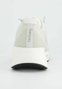 Světle šedá sportovní bota s texturovaným síťovaným vrškem, s bílou mezipodešví a černou gumovou podrážkou. Na patě je text "tenhoog."