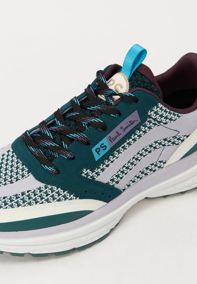 Teal og grå sneakers med strikket tekstur, suedinedslag og et blått merke. Har svarte snører og en gummisåle for godt grep.