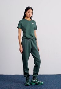 Nike Sportswear CLUB TEE - Navadna majica - vintage green