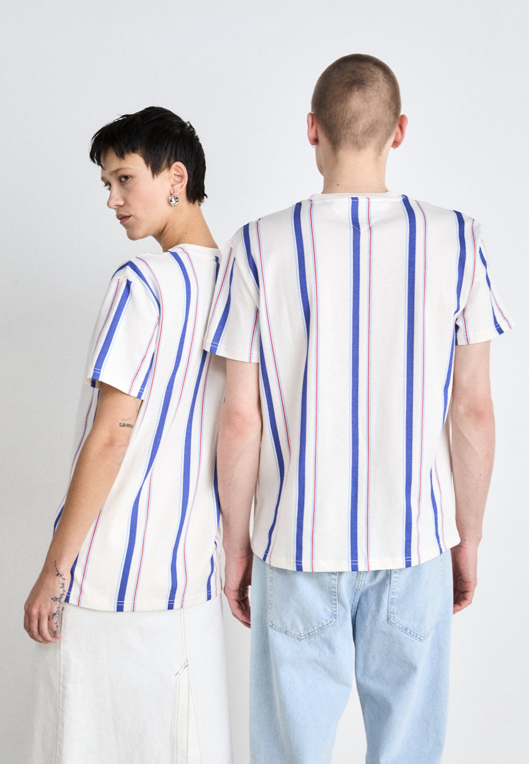 売れ筋商品|||トミーヒルフィガー Tシャツ レディース トップス VERTICAL TEE UNISEX - Print T-shirt - ancient white multi stripes Tommy Jeans VERTICAL STRIPE TEE UNISEX - T-Shirt print
