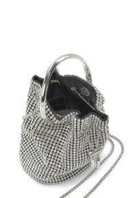 Bolso de cubo adornado con rhinestones plateados, con un asa metálica, cierre de cordón y una correa de cadena desmontable. Forro interior negro.