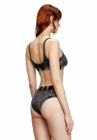 Set composto da bralette e slip a vita alta in tessuto simil denim nero, caratterizzati da una texture morbida, spalline larghe e cuciture a contrasto.