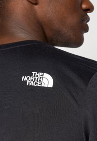 The North Face MOUNTAIN FOUNDATION TEE GRAPHIC - T-Shirt sport - black