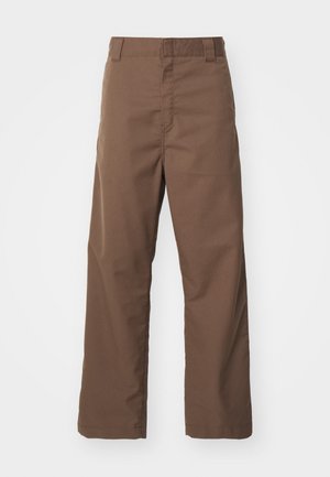 Pantaloni marroni a gamba dritta realizzati in un tessuto resistente con una texture liscia. Presentano passanti per cintura e un design frontale piatto, adatti per un abbigliamento casual.