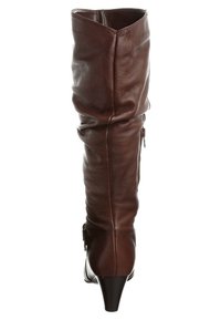 Bota de cuero marrón hasta la rodilla con un diseño holgado, puntera afilada y un tacón pequeño. Cierres laterales y detalles de costura sutiles visibles.