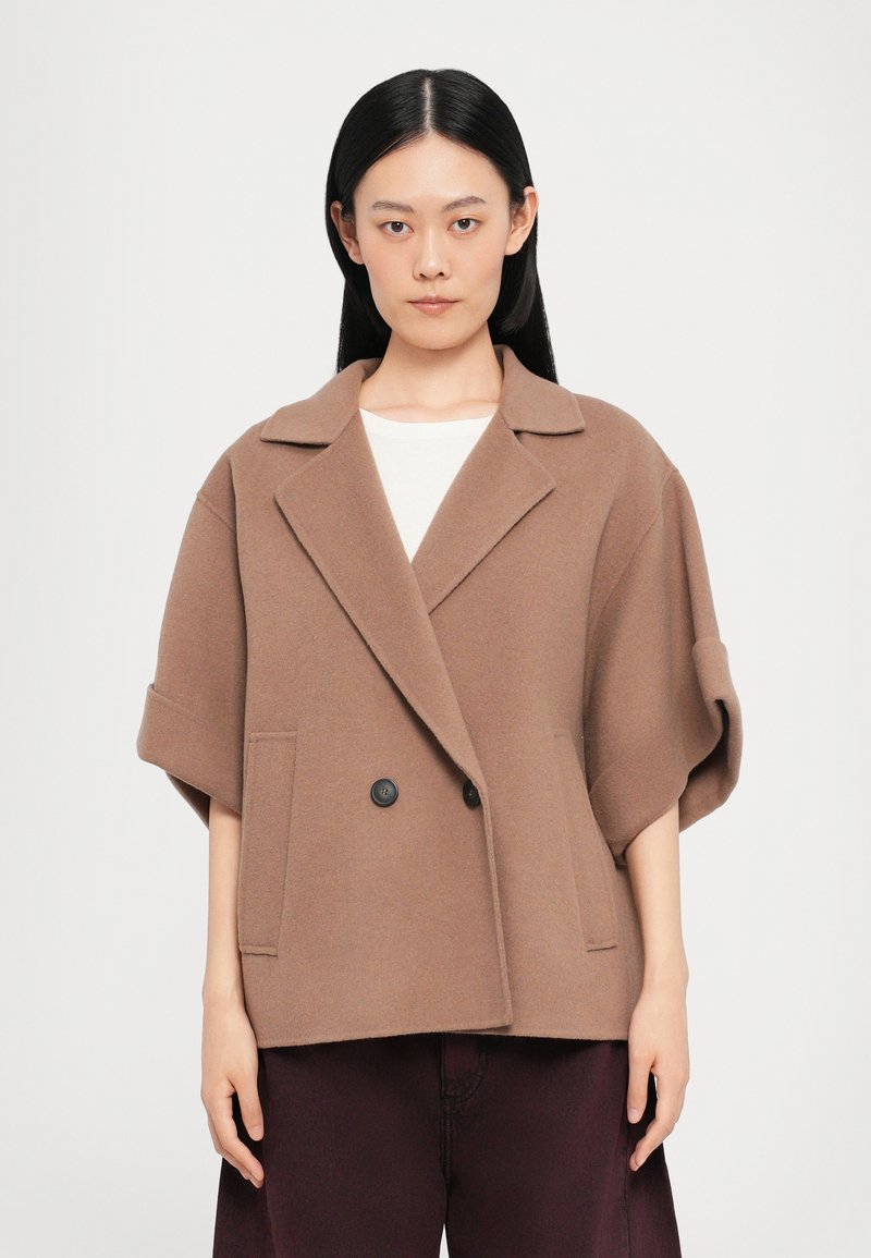 Veste en mélange de laine marron avec un design croisé, grands revers, manches courtes et deux poches avant. Texture lisse avec des détails minimaux.