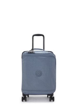 Blauer Reisekoffer mit strukturiertem Äußeren, schwarzem teleskopischem Griff und vier Rollen. Verfügt über ein rundes Logo auf der Vorderseite.