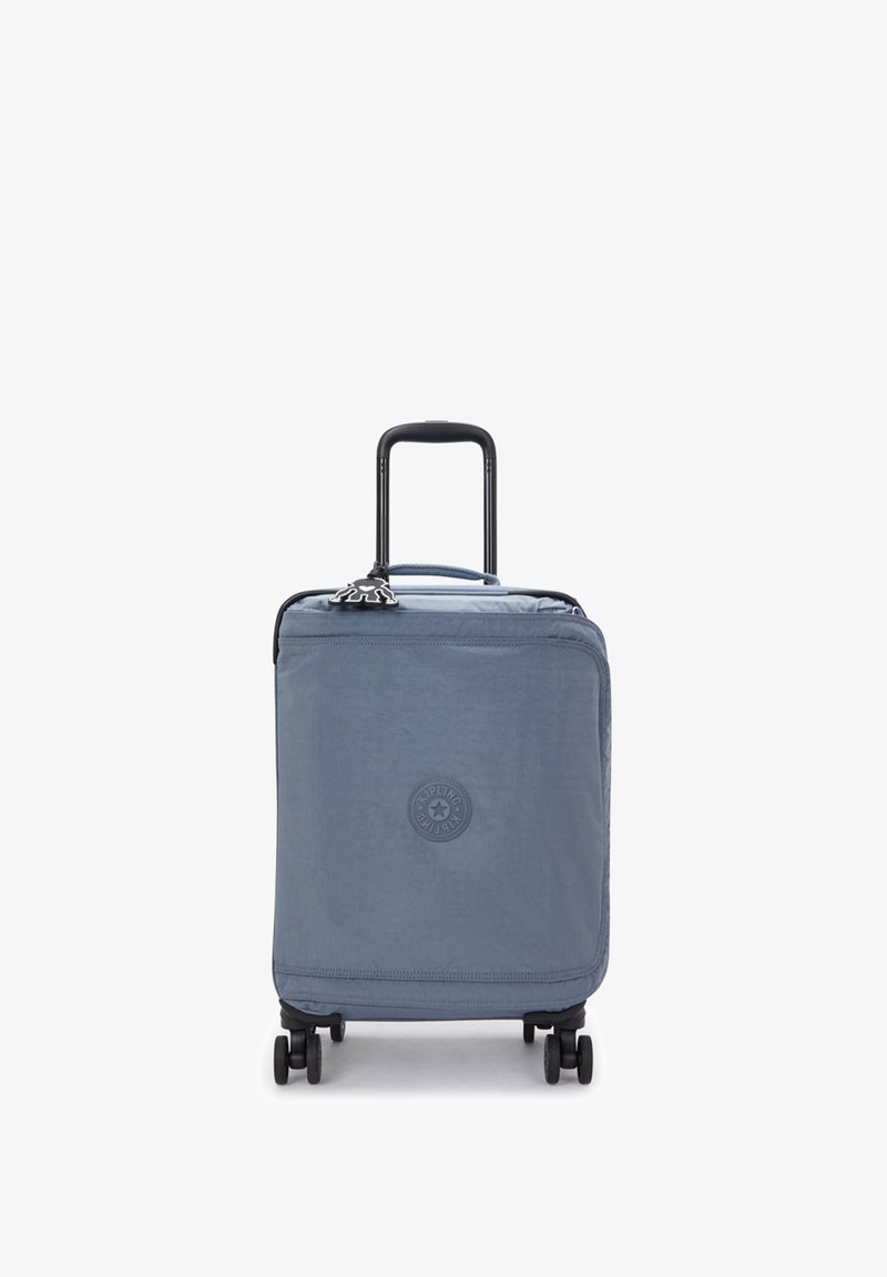 Valigia da viaggio blu con un esterno testurizzato, manico retrattile nero e quattro ruote. Presenta un logo rotondo sulla parte anteriore.