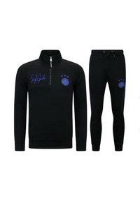 Zwarte trainingsoutfit met een ritspullover met paarse borduursels en drie sterren, gecombineerd met een getailleerde broek met bijpassende accenten.