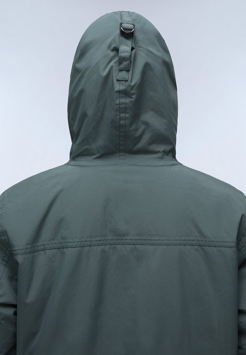 Giacca impermeabile verde scuro con cappuccio, cerniera sul retro e tessuto liscio e strutturato con cuciture a vista.