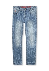 Blauwe denim jeans met een herhaald ruitpatroon en het woord "HUGO" in een lichtere tint. Inclusief voorzakken en een rode taillebanddetail.
