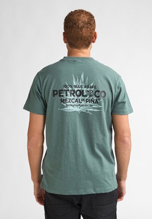 BACK PRINT FUEGOSUR - T-shirt imprimé - oil green