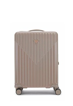 Valise rigide beige avec des rainures verticales, logo triangulaire de la marque, poignée supérieure et quatre roulettes pivotantes.