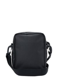 Černá obdélníková crossbody taška vyrobená z odolné tkaniny. Má hladký povrch, nastavitelné rameno a robustní kovové části. Bez viditelných log.