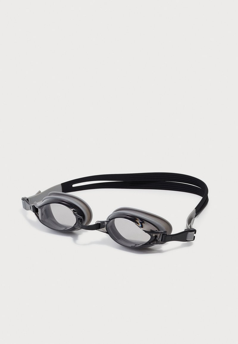 Zwemgoggles met een zwarte band, grijs getinte lenzen en zachte siliconen oogafdichtingen. Inclusief verstelbare zijklips voor een veilige pasvorm.