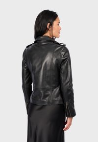 Černá kožená motorkářská bunda s ramenními epolety, přiléhavým střihem a zipovými manžetami. Hladká textura a viditelné švy.