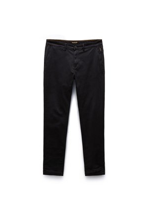 Zwarte chino's met een gladde textuur, voorzien van zijzakken en een knoopsluiting. Rechtingspijpen ontwerp zonder zichtbare patronen of accenten.