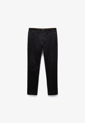 Chinos negros con una textura suave, que cuentan con bolsillos delanteros y cierre de botón. Diseño de pierna recta sin patrones o acentos visibles.