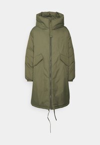 Olivgrön vadderad parka med hög krage, dragkedjestängning och två framfickor. Har en dragsko på nederkant och elastiska ärmslut för extra värme.
