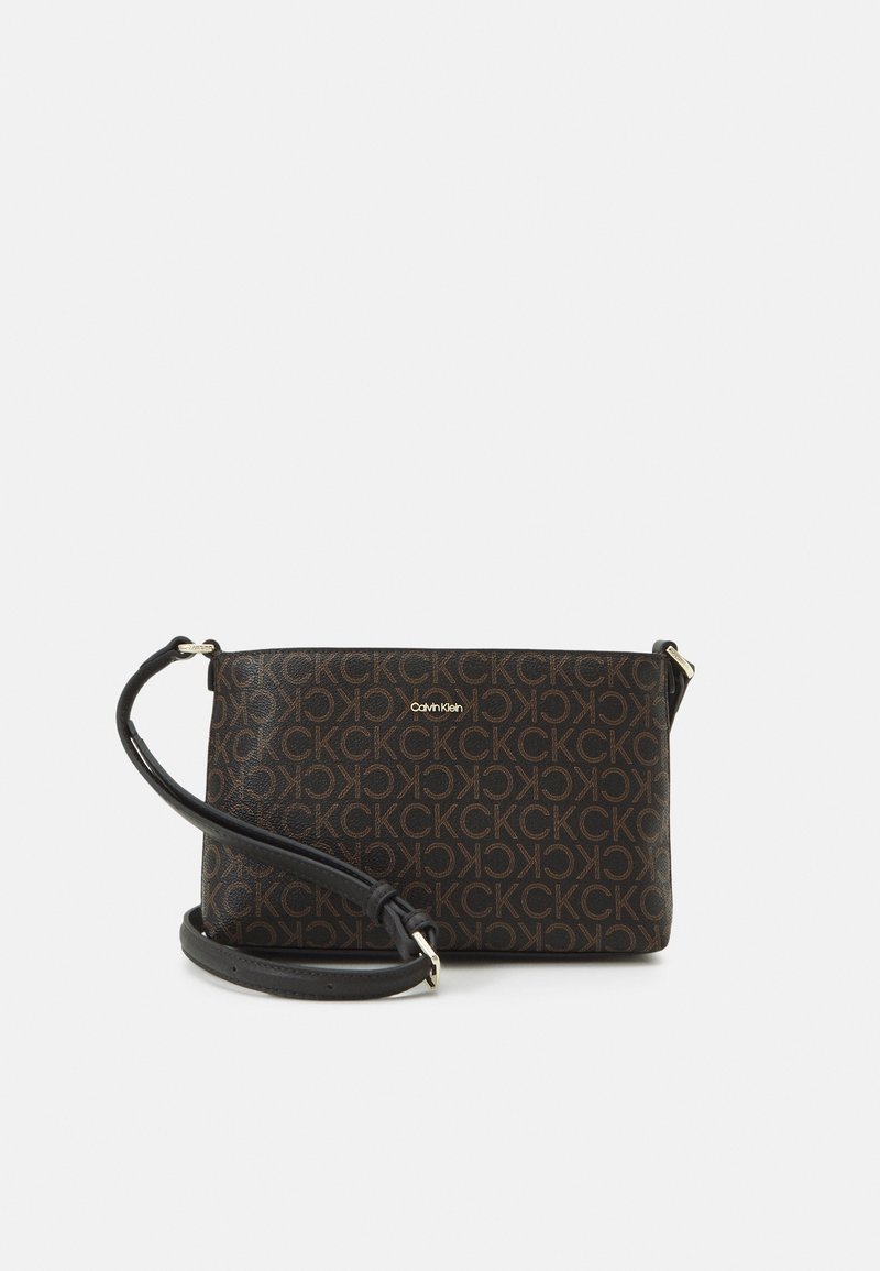 Crossbody taška Calvin Klein v černé umělé kůži, s hnědým vzorem loga, zlatými kovy a nastavitelným popruhem.