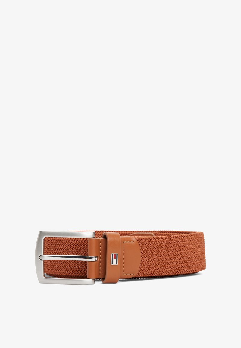 Gekettelter Stoffgürtel in Orange mit einem glatten, hellbraunen Lederband und einer rechteckigen silbernen Metallschnalle mit Logo-Detail.