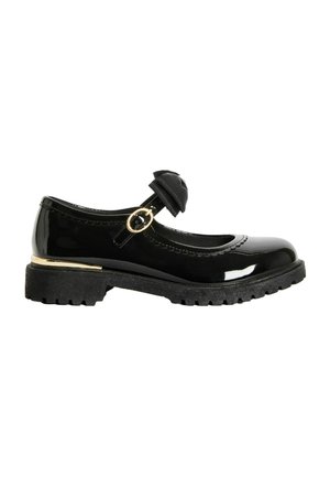 Zapato tipo Mary Jane de charol negro con punta redondeada, acento de lazo, herrajes dorados y suela de goma texturizada negra. Vista lateral.