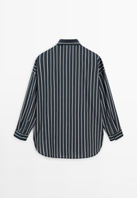 Marineblaues gestreiftes Hemd mit vertikalen cremefarbenen Streifen, langen Ärmeln, einem geknöpften Manschetten und einem geschwungenen Saum hinten. Weiches Material.
