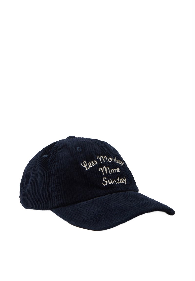 Gorra de pana azul marino con visera curva, que presenta texto bordado en blanco "Menos lunes Más domingo" en el panel frontal.
