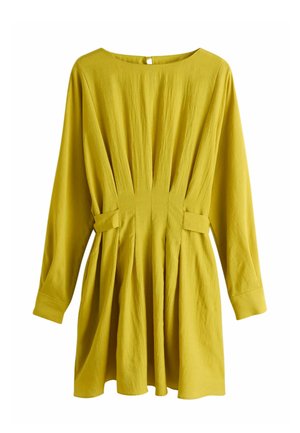 Dzelteni sinepju krāsas garām piedurknēm kleita ar krokotu vidukļa detaļu, apaļu kakla izgriezumu un piegulošām aprocēm, attēlota uz balta fona.