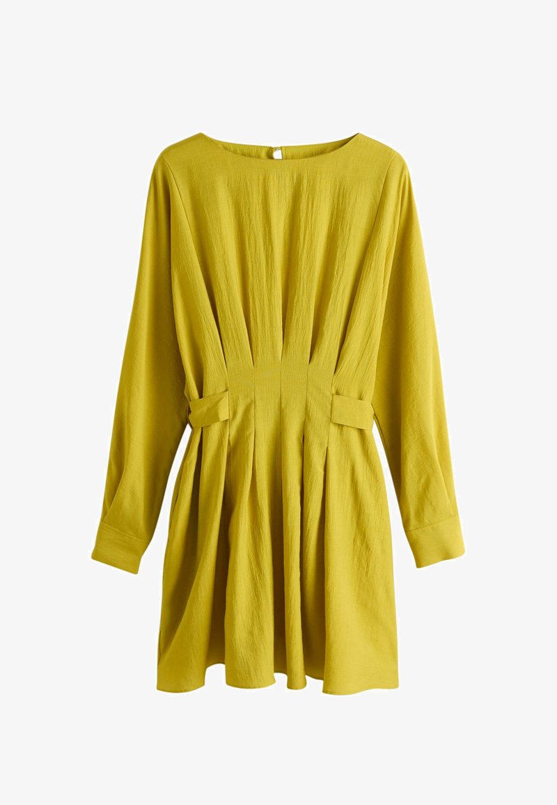 Senfgelbes Kleid mit langen Ärmeln, plissiertem Taillendetail, rundem Ausschnitt und schmalen Bündchen, auf weißem Hintergrund präsentiert.