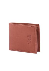 Portafoglio in pelle marrone con una texture liscia, design a doppia piega, e logo impresso sul davanti, con cuciture ordinate lungo i bordi.