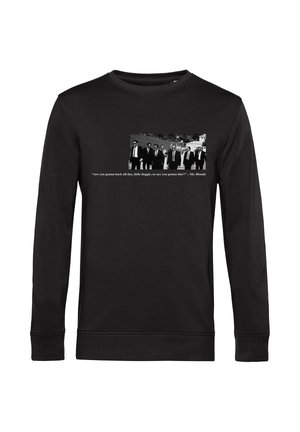 Sort sweatshirt med lange ærmer, der har et sort-hvidt billede af seks mænd i jakkesæt og et citat af Mr. Blonde nedenfor.