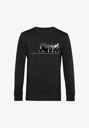 Sort sweatshirt med lange ærmer, der har et sort-hvidt billede af seks mænd i jakkesæt og et citat af Mr. Blonde nedenfor.