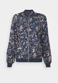 Marinblå bomberjacka med blommigt paisleymönster, dragkedjet stängning, ribbade mudd och fåll, tillverkad av lätt material med mjuk textur.