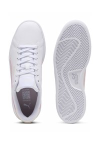 Scarpe da ginnastica bianche con una parte superiore in pelle liscia, dettagli rosa, lacci e suola in gomma testurizzata con motivo a spina di pesce.