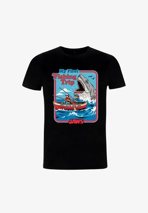 Zwarte katoenen T-shirt met een kleurrafische afbeelding van twee vissers in een boot en een grote haai, met de tekst "Mijn Eerste Vissenavontuur JAWS."