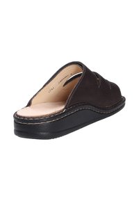 Pantofole aperte sul retro in pelle marrone con suola nera e interno beige, viste da dietro ad angolo.