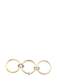 Gold- und Silber-Ringe, die miteinander verbunden sind, mit drei goldenen Ringen, von denen einer einen silbernen Verbinder aufweist. Glatte Metalloberfläche, minimalistisches Design.