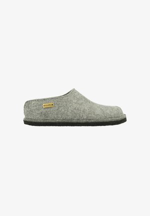 Chaussons en laine gris à enfiler avec un bout arrondi et une semelle noire. Étiquette accent en or notable sur le côté. Texture douce et design minimaliste.