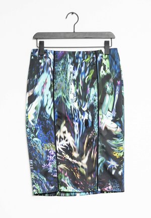 Jupe crayon longueur genou avec motifs floraux abstraits bleus, verts et noirs suspendue à un cintre noir sur fond blanc.