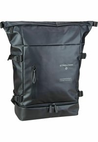 Schwarzer wasserdichter Rucksack mit verstellbarem Rolltop, externem Reißverschlussfach und seitlichen Schnallen. Mit Markenlogo und Hashtag auf der Vorderseite bedruckt.