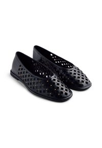 Bailarinas negras con un patrón de corte y pequeños acentos dorados. Fabricadas en un material suave, con punta redondeada y suela plana.