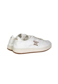 Sneaker bianche in tela con suola in gomma, caratterizzate da cuciture beige e la frase "Qualsiasi cosa può essere cambiata" ricamata sul lato.